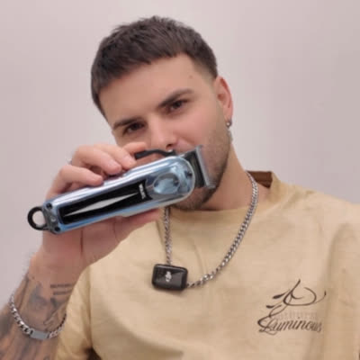 Áron portréja a PATRON XIII szalonban